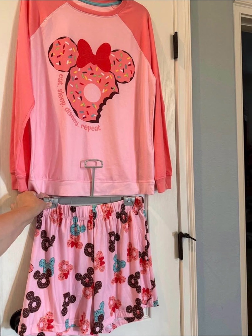 Disney parks eats Women's medium Pink Minnie Donut Pajama Set